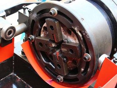 滾絲機(jī)廠家:使用液壓滾絲機(jī)時(shí)要注意哪些問(wèn)題