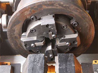 鋼筋滾絲機是如何加工鋼筋套筒接頭的?